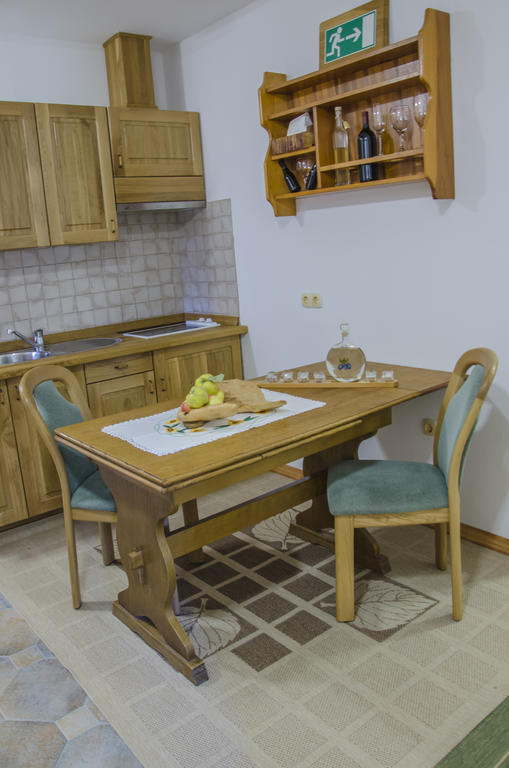 Miskar Rooms Cerknica Exteriör bild